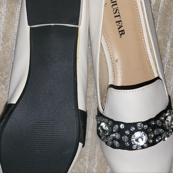 Reposhing Just Fab Woman’s Pointed Toe White Flats with Gem Detail Size 8.5 - Picture 9 of 11